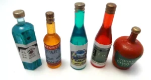Dolls House 5 Coloured Mixed Plastic Bottles Kitchen Shop Drinks Miniature 1:12th Scale (D51)