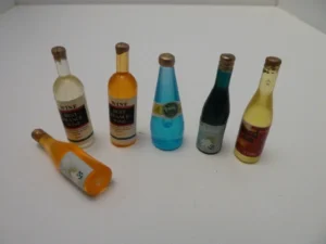 Dolls House 6 Coloured Mixed Plastic Bottles Kitchen Shop Drinks Miniature 1:12th Scale (SA)